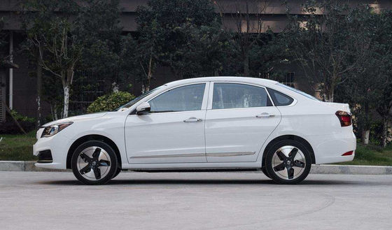 400KM Dongfeng Fengshen E70 نقي كهربائي المدمج Car 4 أبواب 5 مقاعد