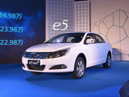 305KM 400KM BYD E5 EV عالية الأداء الكهربائية النقية 4 أبواب 5 مقاعد