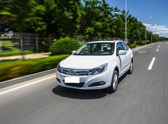 305KM 400KM BYD E5 EV عالية الأداء الكهربائية النقية 4 أبواب 5 مقاعد
